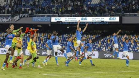 Los jugadores del Napoli festejaron con su afición la victoria ante Cagliari. Foto AFP.