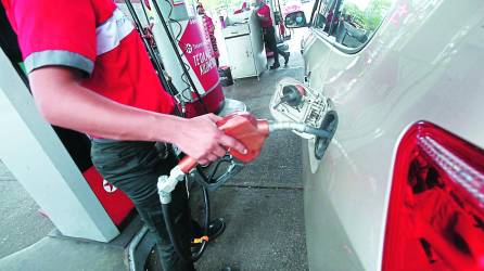 Un bombero despacha combustible en SPS.