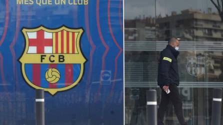 Minutos antes de las detenciones, el club se había visto intervenido por agentes del Área Central de Delitos Económicos de los Mossos d’Esquadra, quienes registraron las oficinas del Fútbol Club Barcelona. Foto EFE.