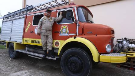 El capitán Genaro Ortega posa frente al camión que ha utilizado por varias décadas.