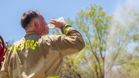 Un bombero toma un receso tras combatir incendios forestales en Estados Unidos.