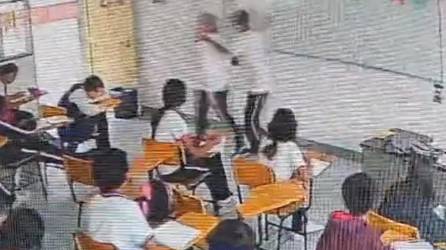Captura del video cuando el alumno ataca a su maestra.