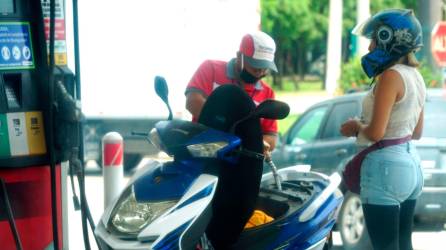<b><span class=mln_uppercase_mln>venta.</span></b> Una empleada de gasolinera vende combustible a una motociclista en SPS.