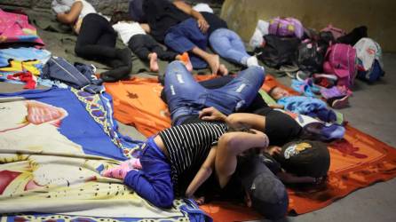 Migrantes hondureños duermen, en la Central de Transporte de la ciudad de San Pedro Sula (Honduras), en una fotografía de archivo. EFE