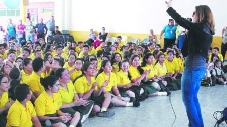 Mary McBride canta ante los estudiantes. Foto J.Monzón