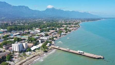 A unos 300 metros al este del muelle turístico fiscal se tiene contemplado construir el puerto de cruceros a futuro en La Ceiba.