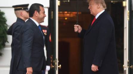 Los presidentes Donald Trump y Jimmy Morales. Foto: AFP
