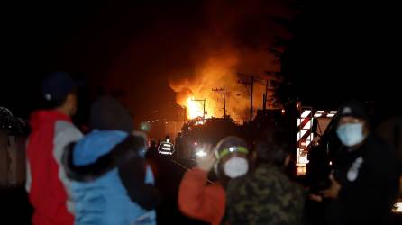 Personas observan el área donde se registró una explosión e incendio, la madrugada de este domingo, en el municipio de San Pablo Xochimehuacán, en el estado de Puebla (México).