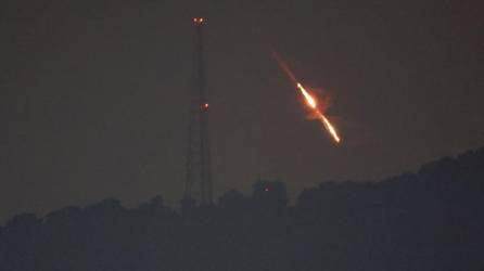 Irán lanzó una ola de misiles y drones contra Israel en respuesta al reciente ataque contra su consulado en Siria, atribuida a Israel.