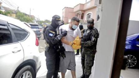 Arnold Gabriel Donaire Valdez, alias el Español, se enfrentó con los policías y resultó herido. Dentro de la lujosa residencia encontraron droga y dinero.