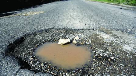 <b>Debido a la cantidad de hoyos de gran profundidad en la carretera, varios ciudadanos han optado por repararlos con concreto, aunque dura muy poco.</b>