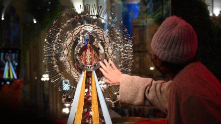 Una mujer hondureña participa en una celebración por el 277 aniversario del descubrimiento de la Virgen de Suyapa, patrona de Honduras, en la Basílica Menor de Suyapa en Tegucigalpa el 3 de febrero de 2024.