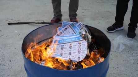 Las boletas que no fueron utilizadas fueron quemadas tras el conteo de votos en las mesas electorales.