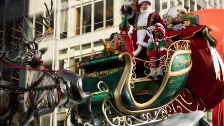 Santa Claus cerró el desfile de Acción de Gracias dando inaugurada la temporada navideña en Estados Unidos