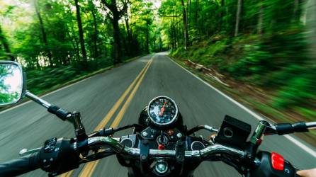Es importante mantener la integridad del aceite de la motocicleta cambiándolo regularmente y utilizando el tipo correcto de aceite.