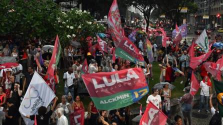 Los partidarios del expresidente brasileño (2003-2010) y candidato presidencial por el Partido de los Trabajadores (PT) Luiz Inácio Lula da Silva ondean banderas durante un mitin de campaña en Río de Janeiro, Brasil, este viernes.