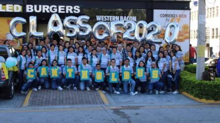 San Pedro Sula. La alegría en sus rostros era más que evidente, los seniors 2019 de la Fundación Mhotivo no cabían de felicidad en su regreso a clases.Desde tempranas horas se dieron cita en Carl’s Jr. en Circunvalación, de donde salieron en caravana.“¡Seniors, seniors, seniors!”, se escuchaba durante el recorrido al son de pitoretas.Felices. Los graduandos posaron para la fotografía del recuerdo. Un día que quedó en sus mentes y corazones.