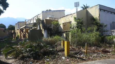 Fundado en 1940 el Casino Sampedrano fue un sitio emblemático en la capital industrial. Atrás quedó su esplendor y hoy luce abandonado, insalubre y convertido en guarida de malhechores e indigentes.