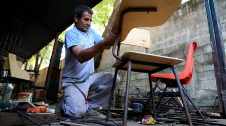 Encargados de mantenimiento del José Trinidad Reyes reciclan y construyen pupitres cada mes. Foto: Yoseph Amaya