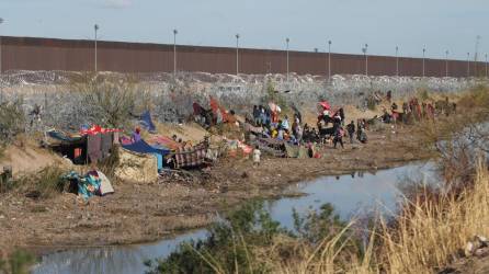 Un campamento de 100 migrantes se ha afianzado en la frontera de México con Estados Unidos entre la incertidumbre por la ley SB4 de Texas, que el gobernador, Greg Abbott, insiste en aplicar pese a los fallos judiciales.