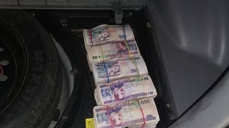 Los más de dos millones de lempiras fueron encontrados ocultos en el baúl del carro.