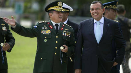 El jefe de las Fuerzas Armadas, René Osorio junto al presidente de Honduras, Porfirio Lobo.