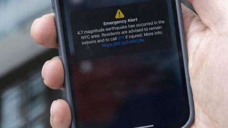 En esta ilustración, un teléfono muestra un mensaje de Alerta de Emergencia del 5 de abril de 2024, advirtiendo de un terremoto en Nueva York.