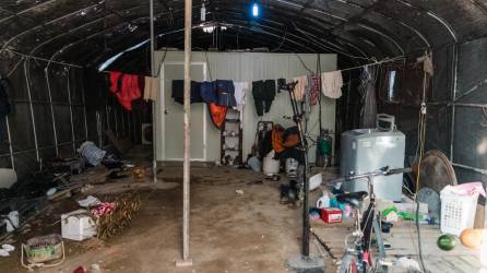 Contenedor que sirve como vivienda para inmigrantes en una estructura de invernadero en Gasan-myeon, Corea del Sur.