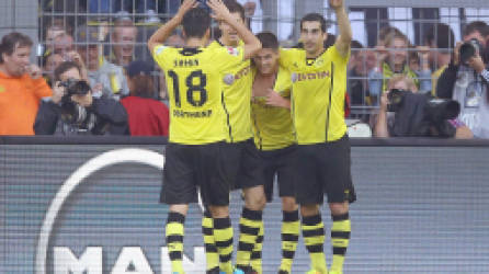 Sahin se suma a la celebración del gol de Hofmann.