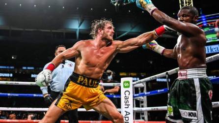 Como era de esperar, el boxeador Floyd Mayweather dominó a la estrella de YouTube Logan Paul la noche del domingo en una pelea de exhibición de ocho asaltos en el Hard Rock Stadium de Miami.