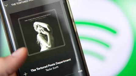 El nuevo y tan esperado disco de Taylor Swift “The Tortured Poets Department” llegó este viernes con una segunda parte sorpresa y más de 30 canciones en las que exorciza tormentos interiores desmenuzando sus historias de amor.