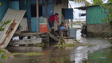 Las casas afectadas están en una playa a la que se accede solo en balsa. Fotos: Yoseph Amaya