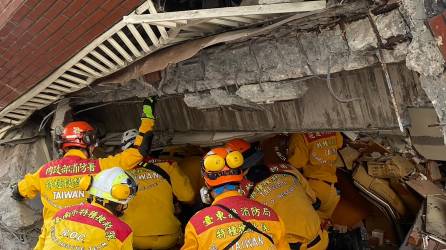 Los equipos de rescate buscan a personas atrapadas entre los escombros en la costa de Taiwán.