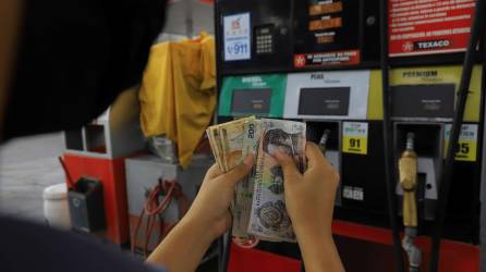 Altos precios de combustibles agobia a hondureños.