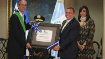 El expresidente de Guatemala, Álvaro Colom se mostró agradecido por el reconocimiento entrgado por Lobo Sosa