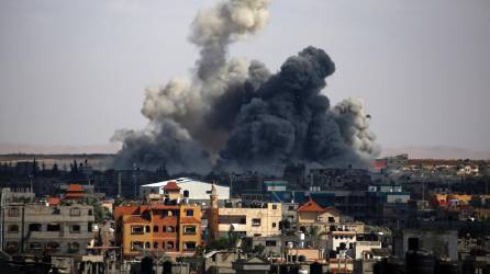 Israel está “examinando” la propuesta de tregua aceptada por Hamás mientras mantiene los bombardeos sobre el sur de Gaza.