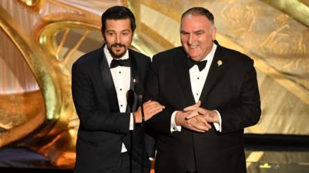 Diego Luna y el Chef José Andrés defendieron a los inmigrantes en la premiación más importante de Hollywood./AFP.