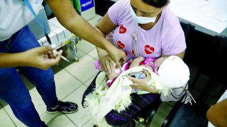 <b>Los 16 centros de salud de la ciudad están abastecidos con vacunas. Foto: Franklyn Muñoz</b>