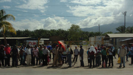 Los extrabajadores se apostaron frente a la empresa bananera.