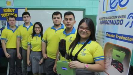 Los chicos de tercero de bachillerato en Electrónica elaboraron un guante para sordomudos. Fotos: Cristina Santos.