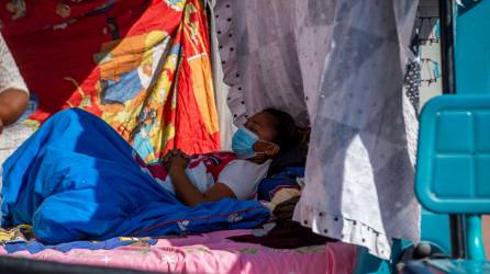 Una migrante centroamericana descansa en la Casa del Peregrino San Juan Diego en Ciudad de México. Foto AFP