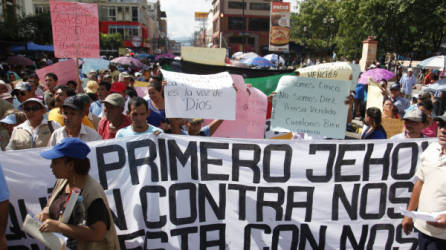 Los patronatos marcharon hoy en San Pedro Sula con pancartas y consignas.