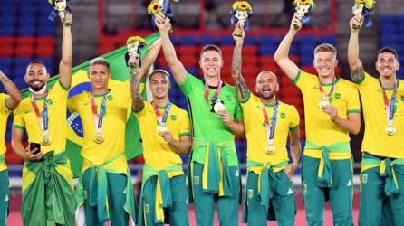 Los jugadores brasileños celebran tras vencer a España en la final de fútbol masculino de los Juegos Olímpicos 2020. Foto AFP