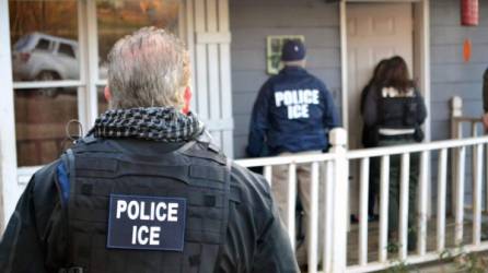 Los indocumentados no deben abrir la puerta a los agentes del ICE si estos no cuentan con una orden judicial./ICE.