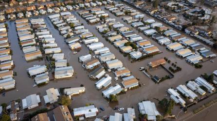 Anegada por las inundaciones, California se prepara para el impacto de ciclón