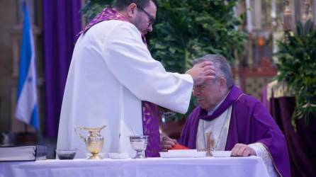 El padre Carlos Magno impone las cenizas al cardenal Óscar Andrés Rodríguez en la basílica de Suyapa, de Tegucigalpa.