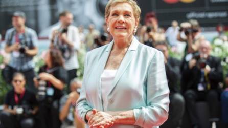 Encantadora, talentosa y siempre con la frente en alto, Julie Andrews ha logrado crearse un aire de misticismo en Hollywood, el cual se ha nutrido con la personalidad y esencia de sus personajes más icónicos.