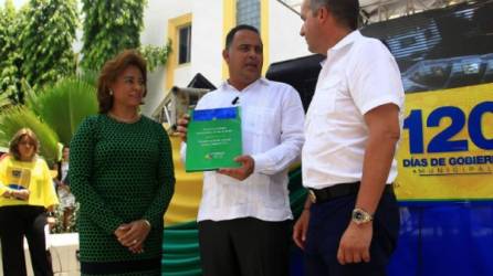 Los designados presidenciales Lorena Herrera y Ricardo Álvarez reciben del alcalde Armando Calidonio -centro- el plan de ciudad de junio a diciembre.