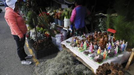 Una mujer vende adornos navideños en un mercado el 22 de diciembre de 2023 en Tegucigalpa (Honduras).