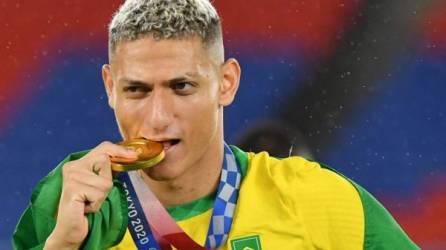 Richarlison y su emoción con la medalla de oro lograda por Brasil en el fútbol femenino en Tokio 2020. Foto AFP.